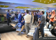 Rob begon de seminar lekker interactief en liet iedereen opstaan om te kijken in welke stellingen mensen zich konden vinden.